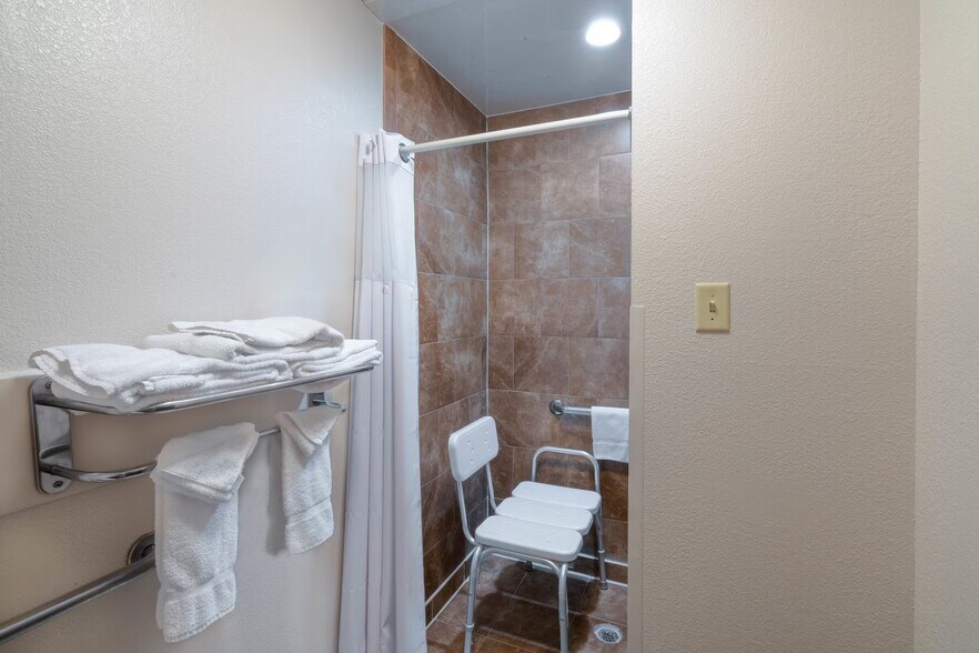 More Photos Of 6069 Macon Cv, Memphis Hotel For Sale