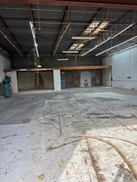 More Photos Of 170-176 Mariner Dr, Southampton Warehouse For Lease