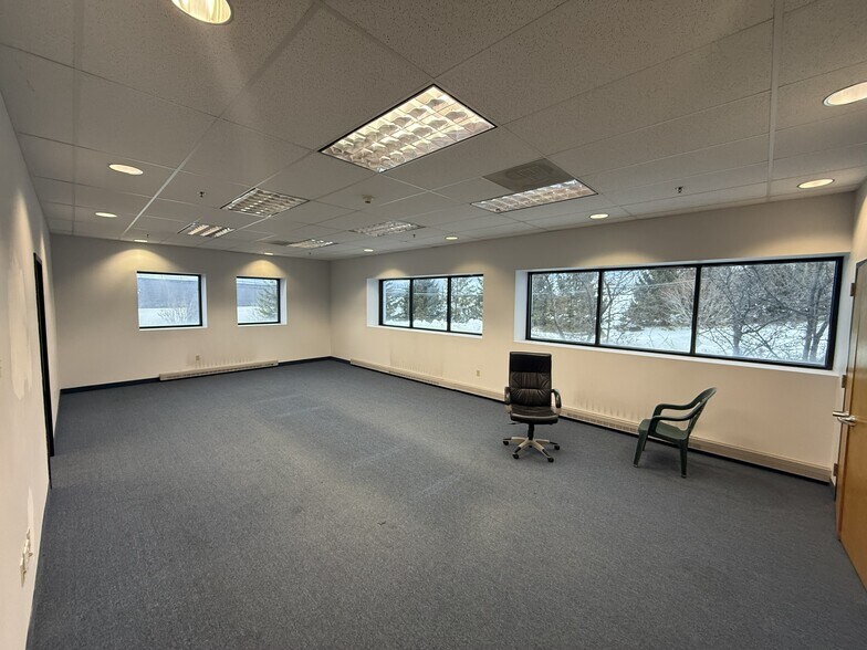 More Photos Of 45 Turner Dr, Middletown Warehouse For Lease