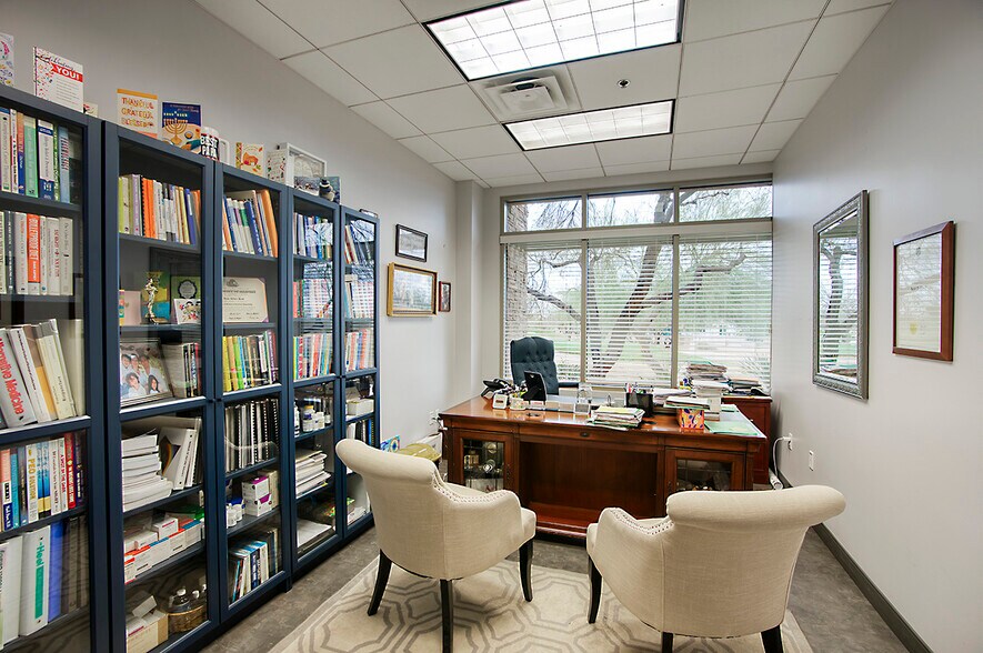 More Photos Of 8765 E Bell Rd, Scottsdale Office For Sale