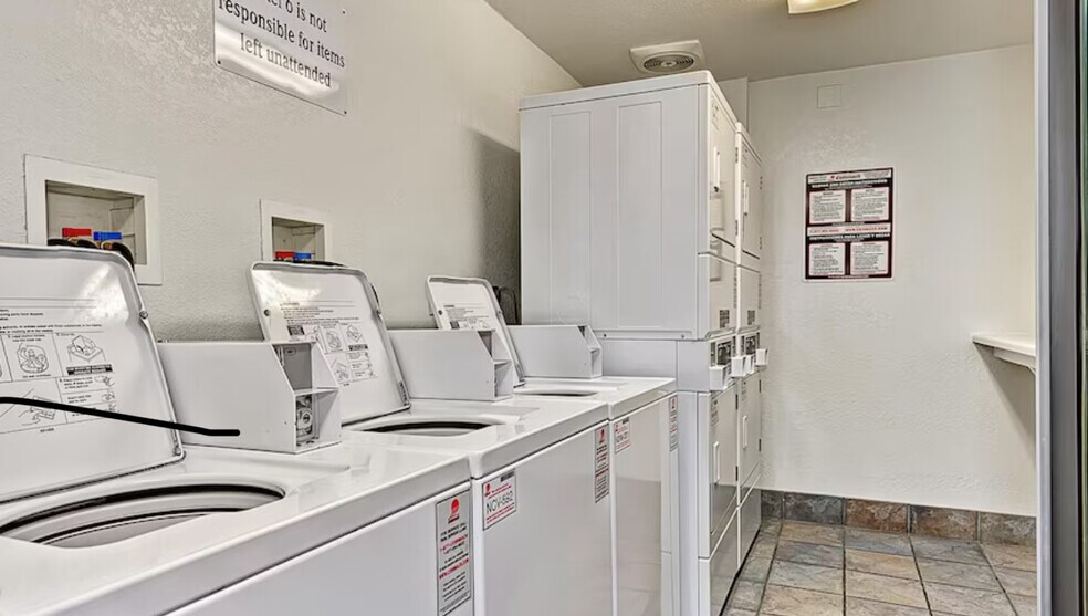 More Photos Of 1535 W Milwaukee Ave, Glenview Hotel For Sale