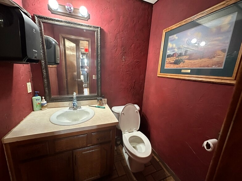 More Photos Of 1301 S 3rd St, Chickasha Distribution For Lease