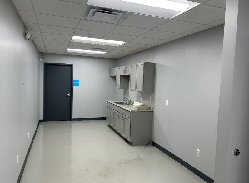 More Photos Of 450 S Glaspie St, Oxford Warehouse For Sale