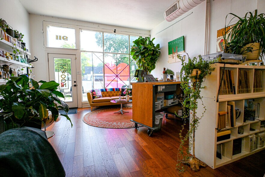More Photos Of 911 E Cesar Chavez St, Austin Storefront For Lease