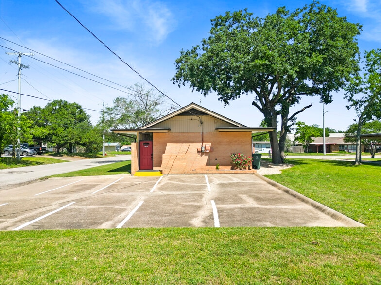More Photos Of 601 Mary Lake Dr, Bryan Office Residential For Lease