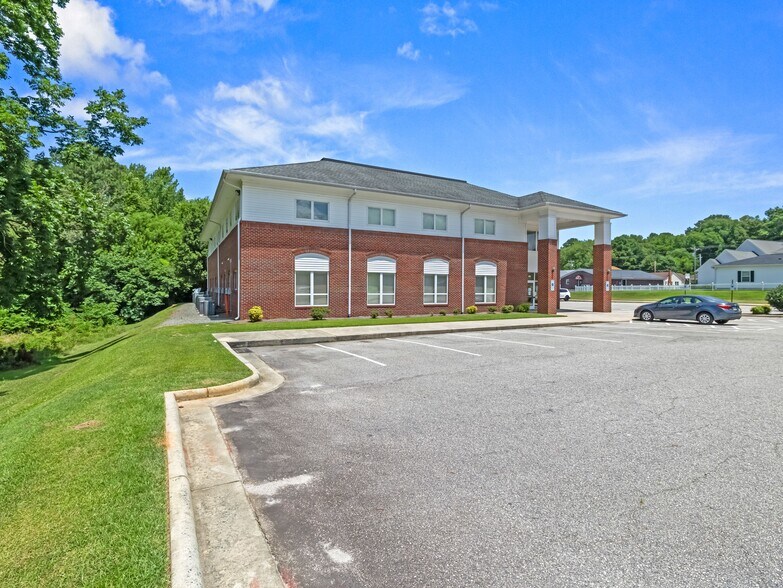 More Photos Of 417 Vance St, Clinton Medical For Sale