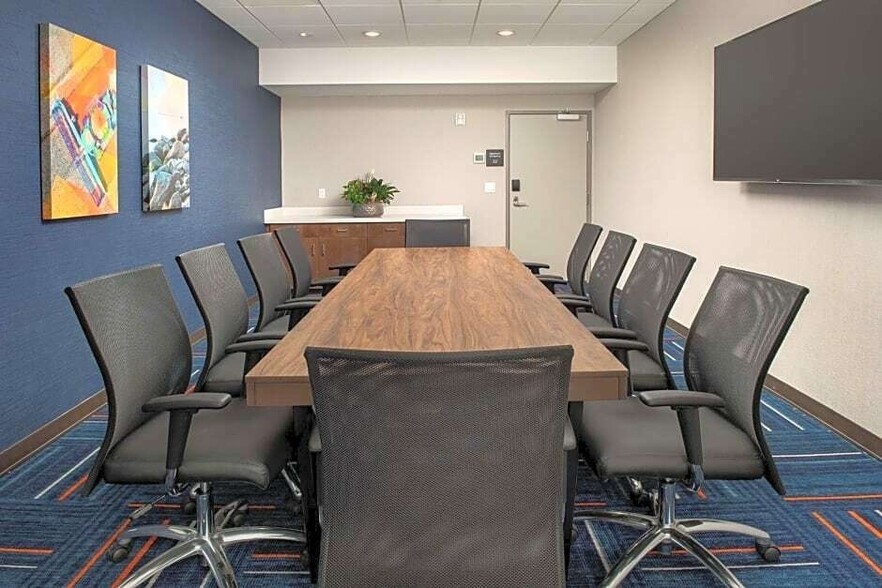 More Photos Of 109 N State Ave, Warroad Hotel For Sale