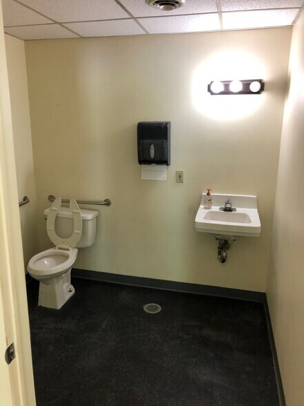 More Photos Of 2700-2704 E Erie Blvd, Syracuse Storefront For Lease