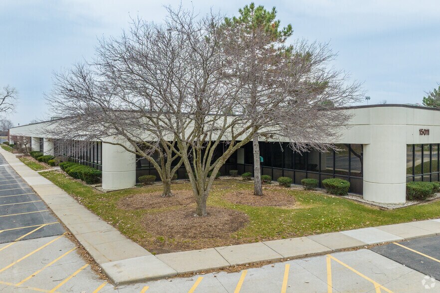 More Photos Of 15011 S Commerce Dr, Dearborn Flex For Sale