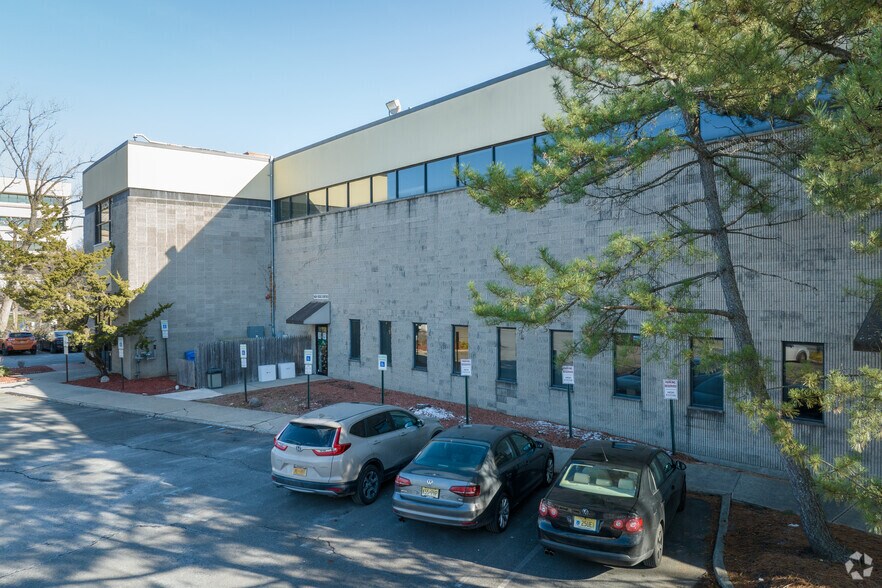 More Photos Of 40 Eisenhower Dr, Paramus Office For Lease