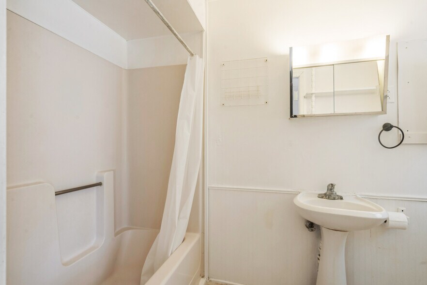 More Photos Of 557 6th Ave S, Clinton Apartments For Sale