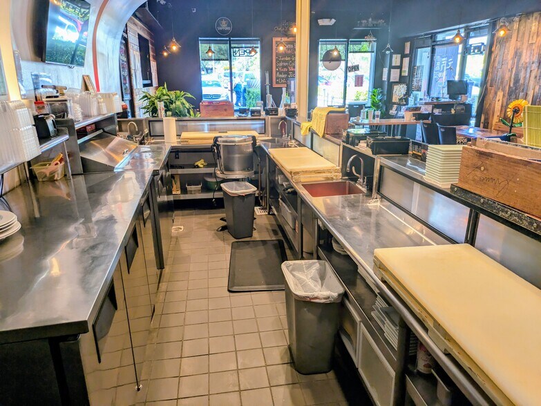 More Photos Of 23331-23391 Mulholland Dr, Woodland Hills General Retail For Lease