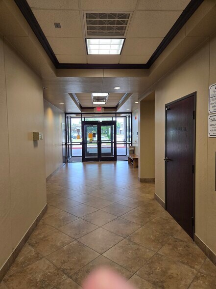 More Photos Of 401 SW 80th St, Oklahoma City Medical For Lease