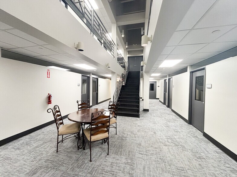 More Photos Of 3171 E Sunshine St, Springfield Office Residential For Lease