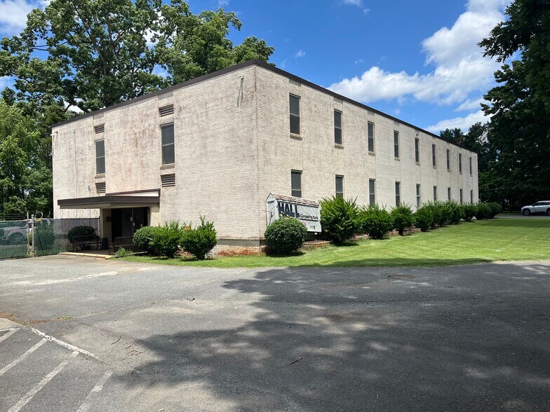 More Photos Of 6415 Lakeview Rd, Charlotte Unknown For Lease