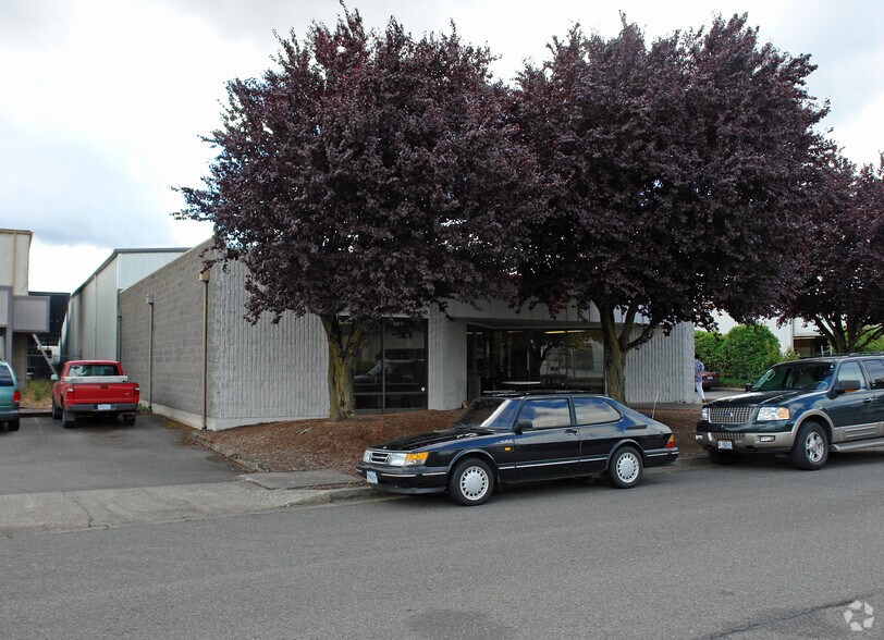 More Photos Of 65 Grimes St, Eugene Warehouse For Lease