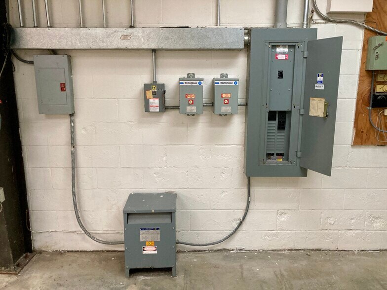 More Photos Of 2611 Phoenix Dr, Greensboro Warehouse For Lease