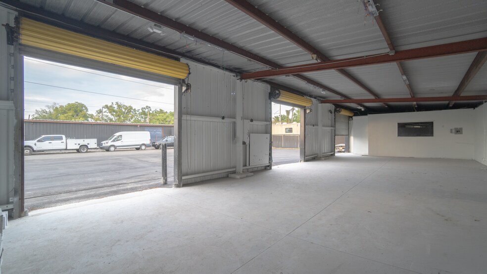 More Photos Of 3609 N 15th St, Tampa Flex For Lease