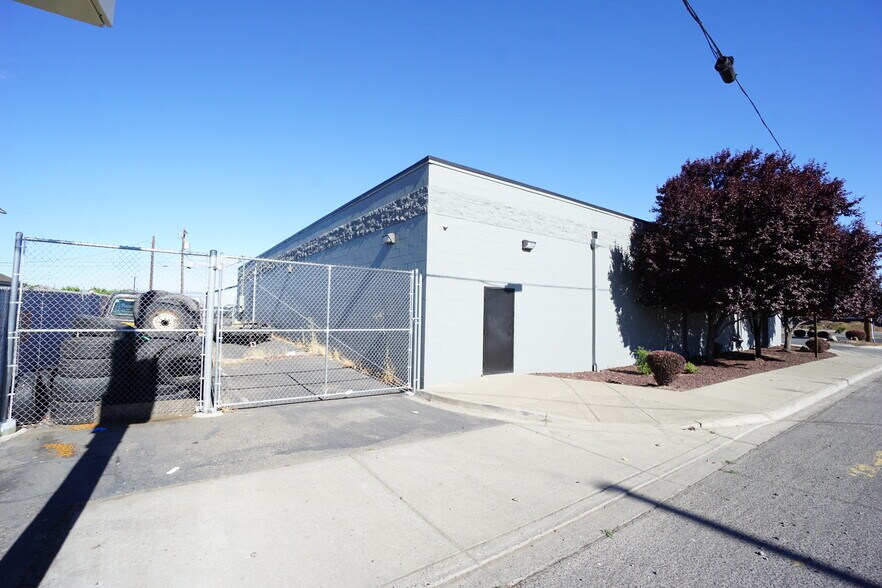 More Photos Of 802 E Nob Hill Blvd, Yakima Freestanding For Lease