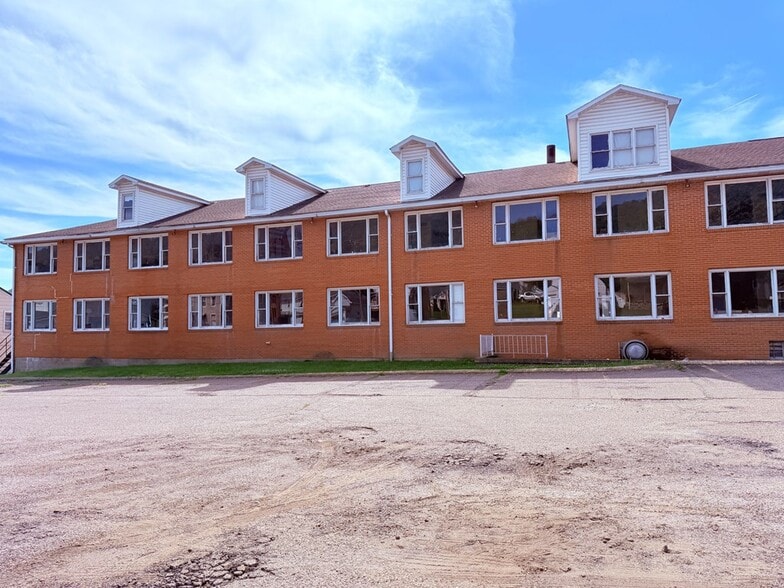 More Photos Of 834 3rd St, New Martinsville Hotel For Sale