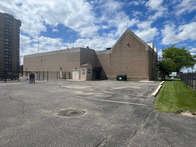More Photos Of 60 E Warren Ave, Detroit Medical For Lease