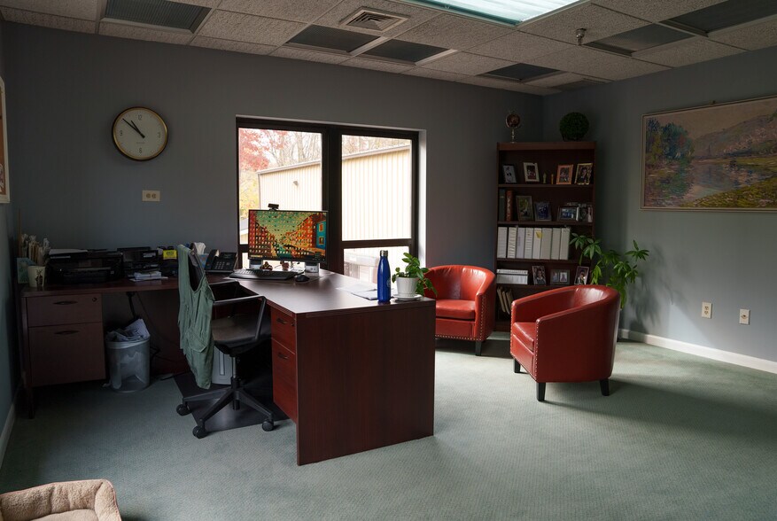 More Photos Of 22 Commerce Rd, Newtown Light Manufacturing For Lease