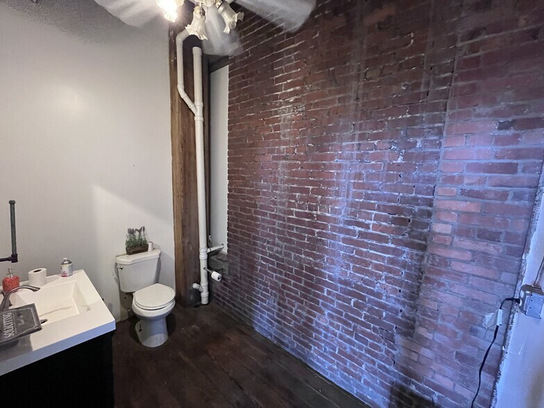 More Photos Of 1420 W 13th Ter, Kansas City Warehouse For Lease