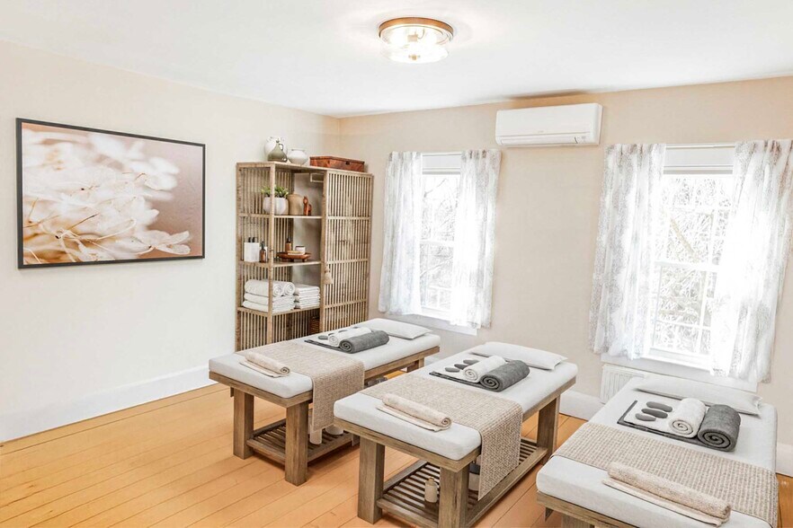 More Photos Of 42 Hyde Rd, Brooklyn Hospitality For Sale