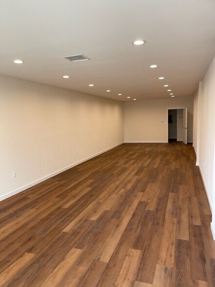 More Photos Of 14512-14518 Sylvan St, Van Nuys Storefront For Lease