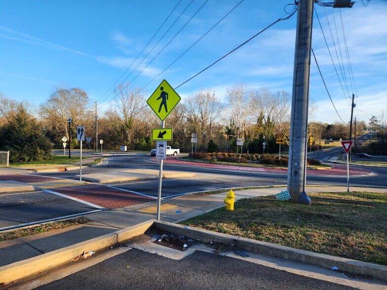 More Photos Of 1301 N Hill St, Griffin Storefront For Sale