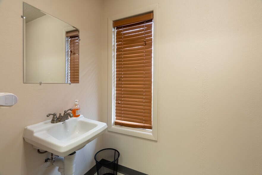 More Photos Of 808 W Prairie St, Marion Office For Sale