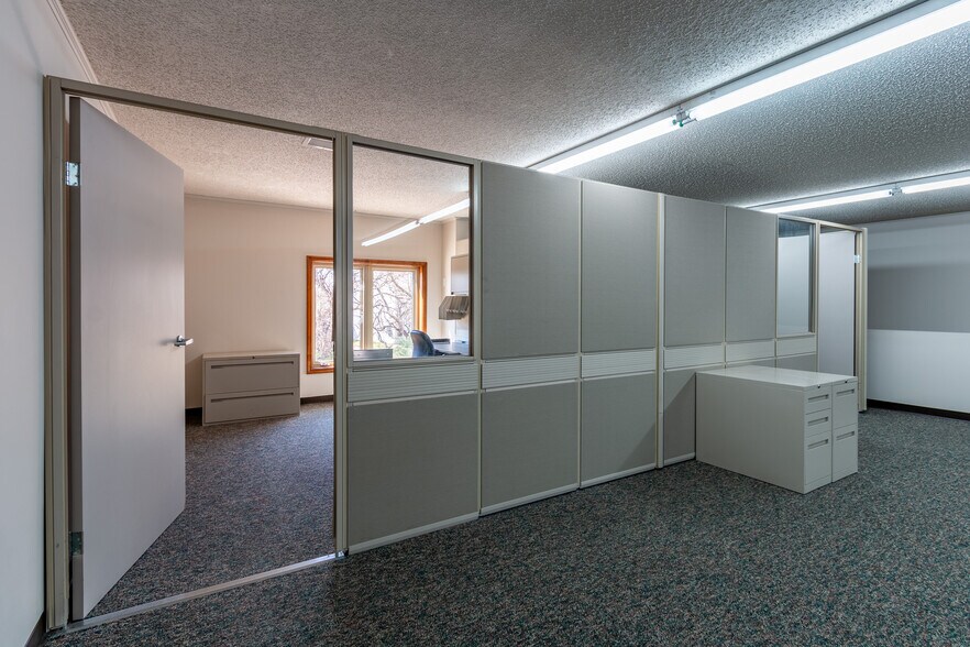 More Photos Of 2500 W 31st St, Lawrence Office For Sale
