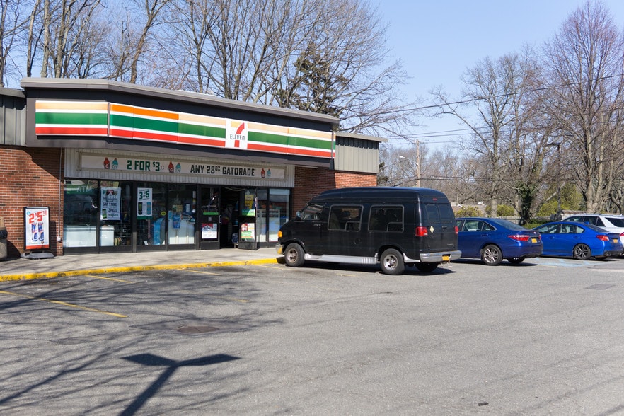 More Photos Of 329 E Jericho Tpke, Huntington Station Convenience Store For Lease