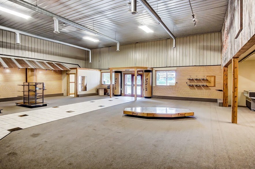 More Photos Of 20660 W Bowling Green Road, Weston Auto Repair For Lease