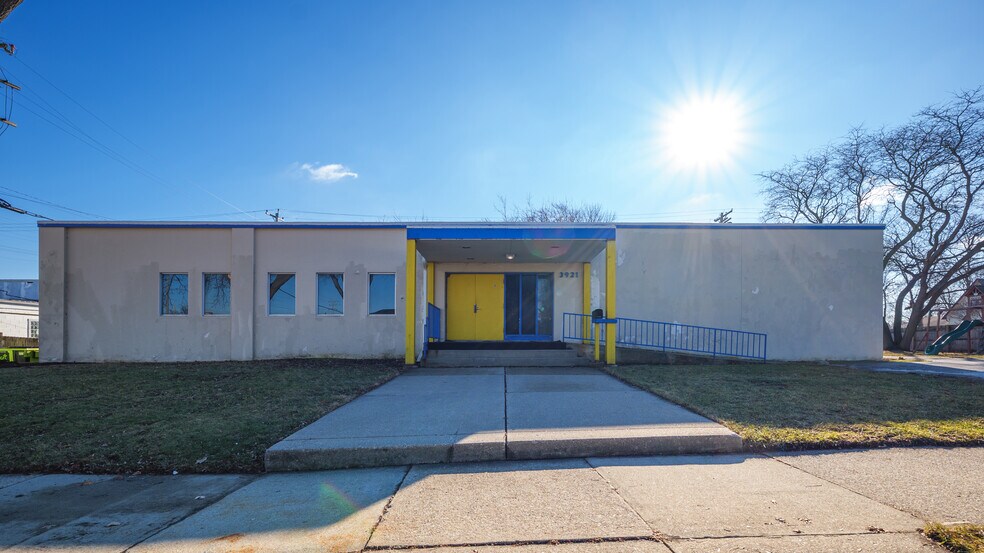 Primary Photo Of 3921 Olive St, Racine Office For Sale