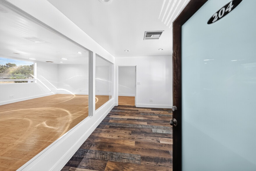 More Photos Of 19709 Ventura Blvd, Woodland Hills Office For Lease
