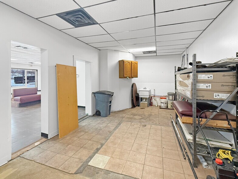 More Photos Of 2920-2926 Merle Hay Rd, Des Moines Storefront For Lease