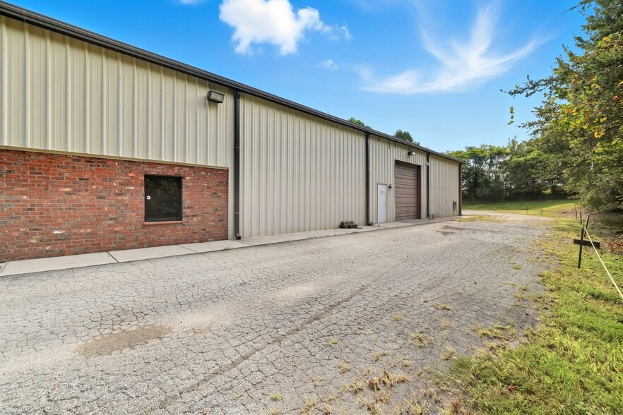 More Photos Of 215 Peddycord Park Ct, Kernersville Warehouse For Lease