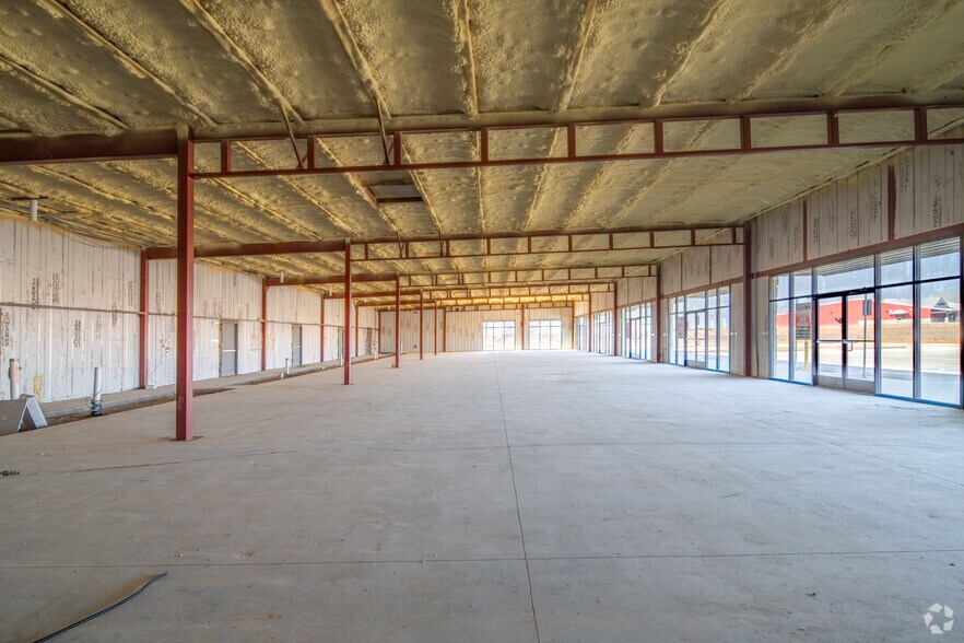 More Photos Of 1702 Louise Ln, Pearsall Storefront For Sale