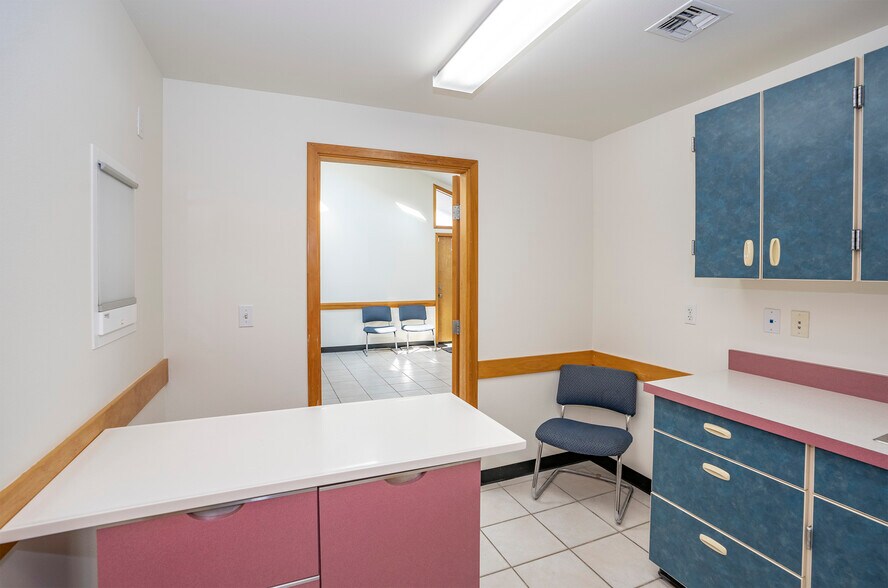 More Photos Of 5916 6th Ave, Tacoma Veterinarian Kennel For Sale