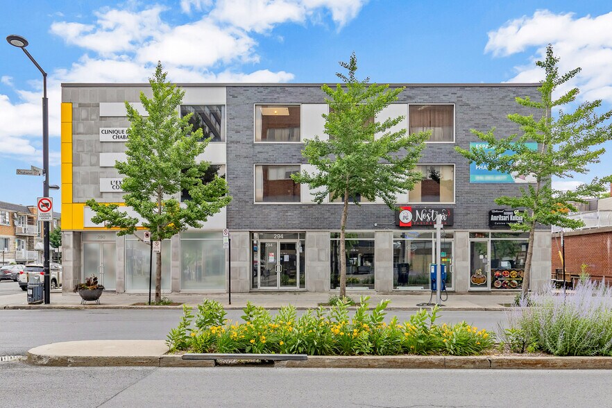 More Photos Of 290-304 Rue Chabanel O, Montréal Storefront Retail Office For Lease