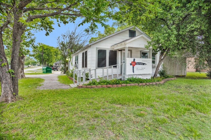More Photos Of 108 W Montgomery St, Willis Flex For Sale