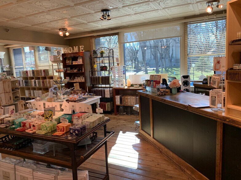 More Photos Of 130 W Gurley St, Prescott Storefront Retail Office For Lease