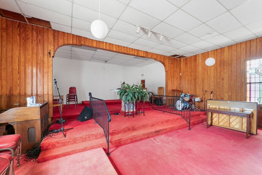 More Photos Of 902 W 36th St, Savannah Religious Facility For Lease