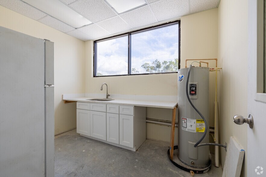 More Photos Of 2127 Grand Blvd, Holiday Light Distribution For Sale