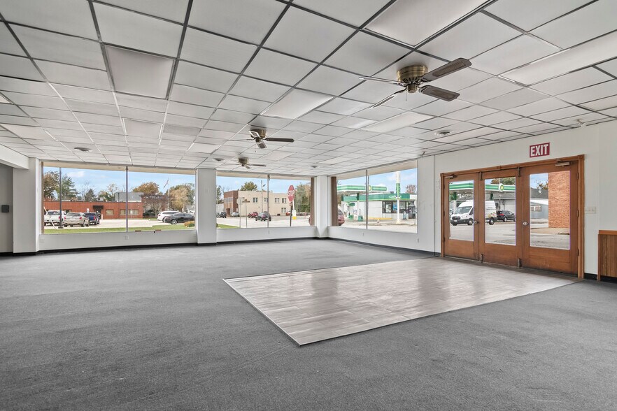 More Photos Of 222 W Main Cross St, Taylorville Showroom For Sale