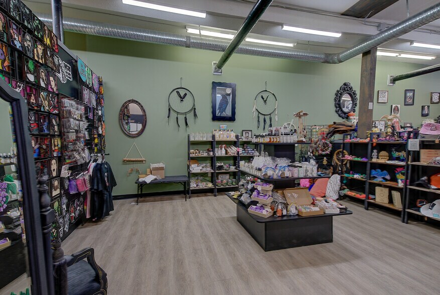 More Photos Of 5020 50 St, Sylvan Lake Storefront For Sale