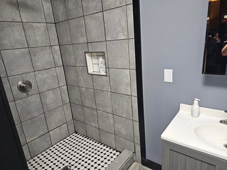 More Photos Of 2110 W Cameron St, Eau Claire Storefront For Sale