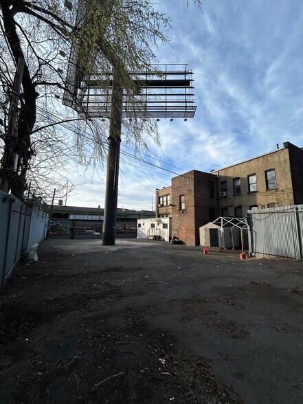 More Photos Of 122 18th St, Brooklyn Land For Lease