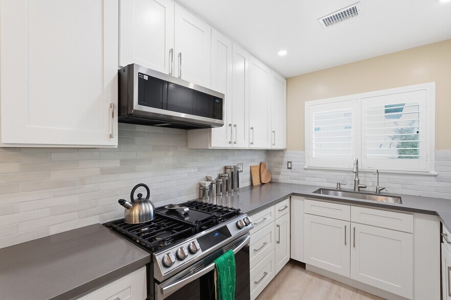 More Photos Of 5236 Bellingham Ave, Valley Village Apartments For Sale